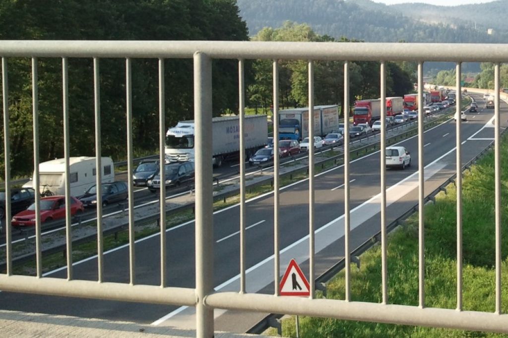 Razmere na cestah: zgoščen promet od Vrhnike proti Ljubljani